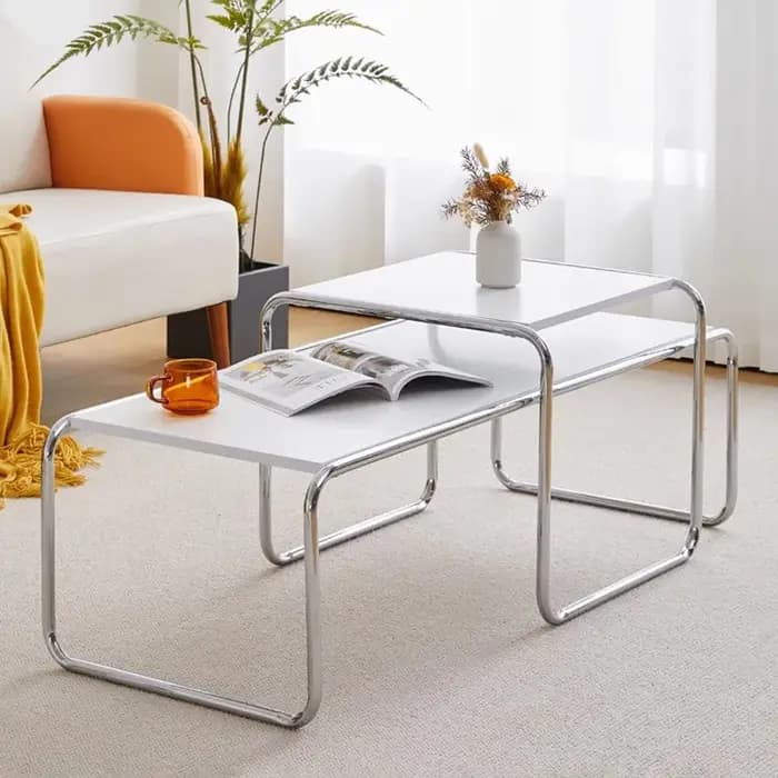Table basse unique en métal au design moderne