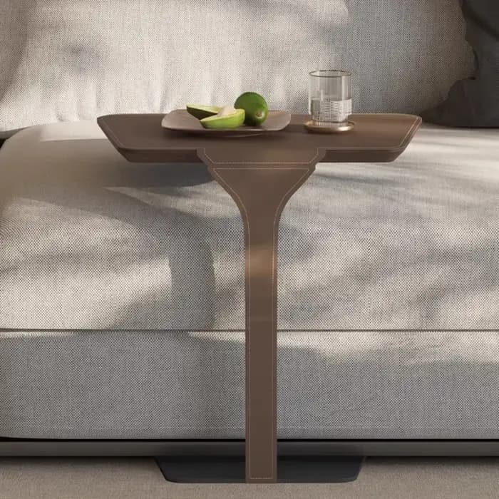 Table d'appoint en cuir en forme de C