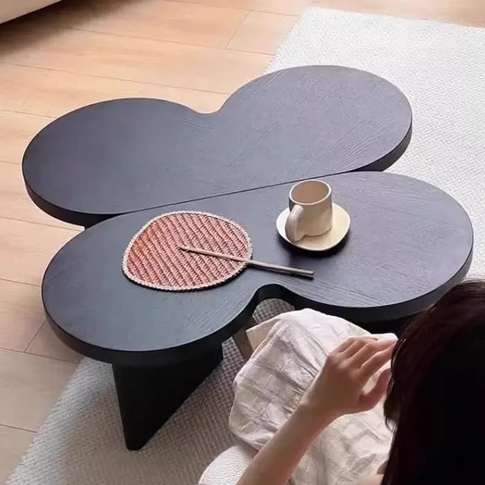 Table basse noire irrégulière Japandi