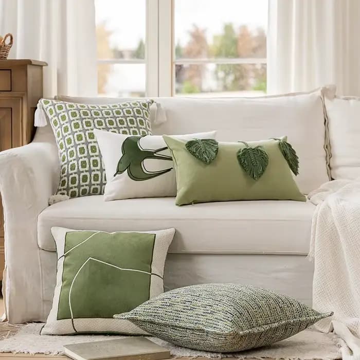 Housses de coussin vert sauge brodées d'oiseaux et de feuilles