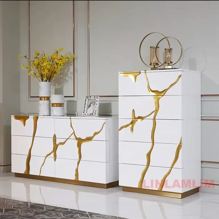 Buffet moderne au design abstrait doré