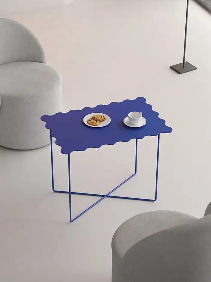 Table basse nordique ondulée bleue