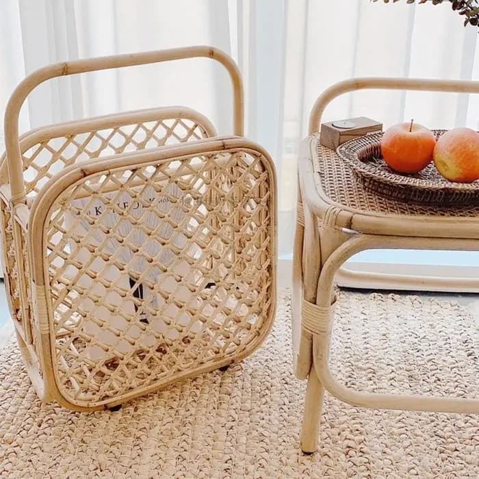 Panier de rangement en rotin et porte-revues sur pied