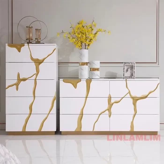 Buffet moderne au design abstrait doré