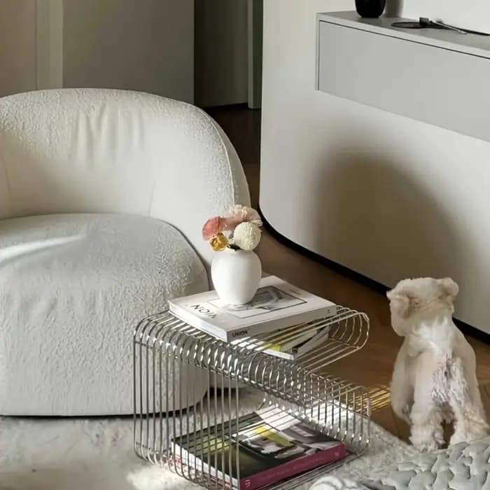 Une table basse minimaliste moderne multifonctionnelle pour le salon, avec des accents métalliques e