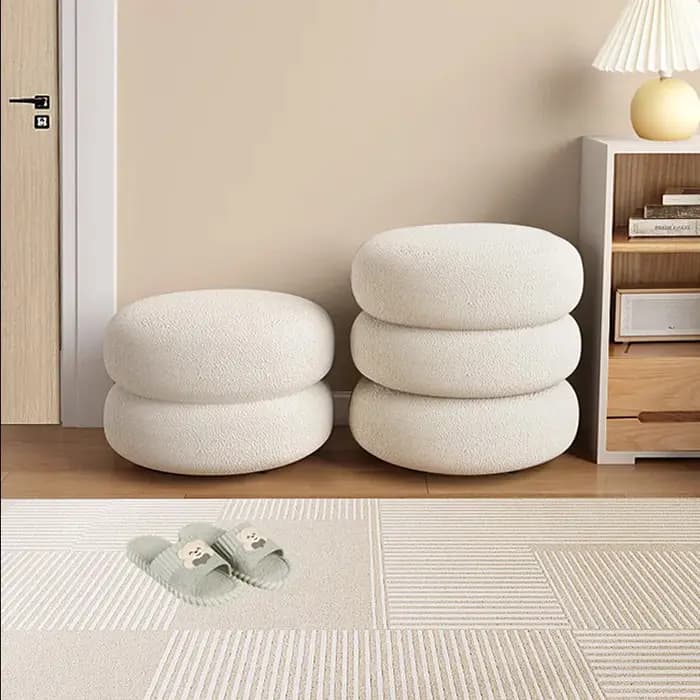 Tabouret rond en laine d'agneau crème, petit repose-pieds, maison, salon, entrée, changement de chaussures, siège, porte de jetée