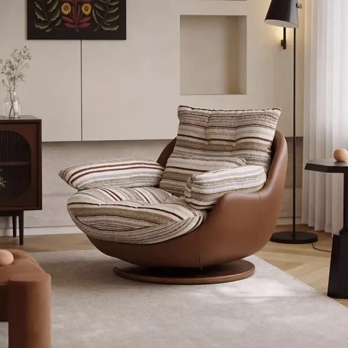 Fauteuil pivotant à jambes croisées