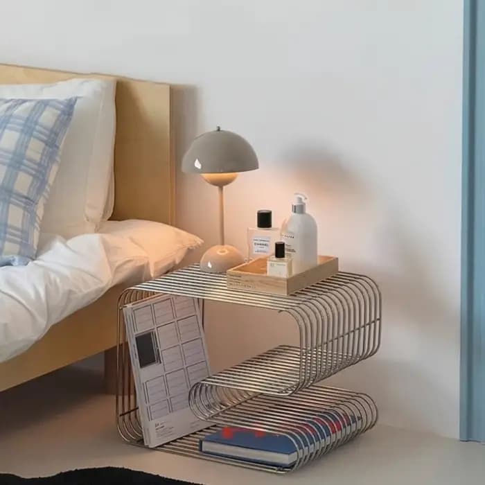 Une table basse minimaliste moderne multifonctionnelle pour le salon, avec des accents métalliques e