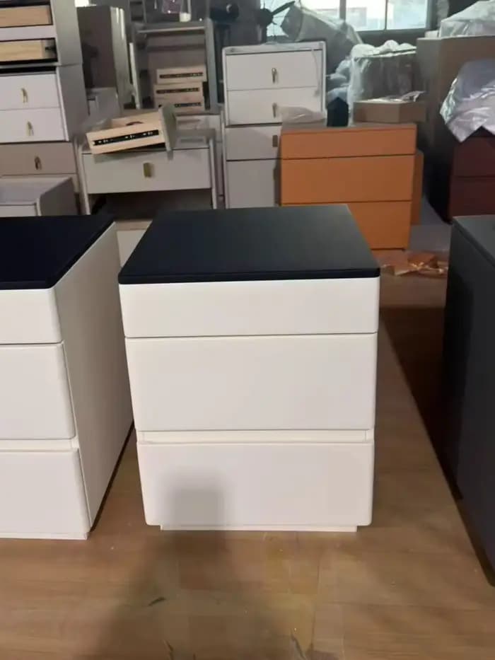 Table de chevet nordique crème avec compartiment secret sécurisé