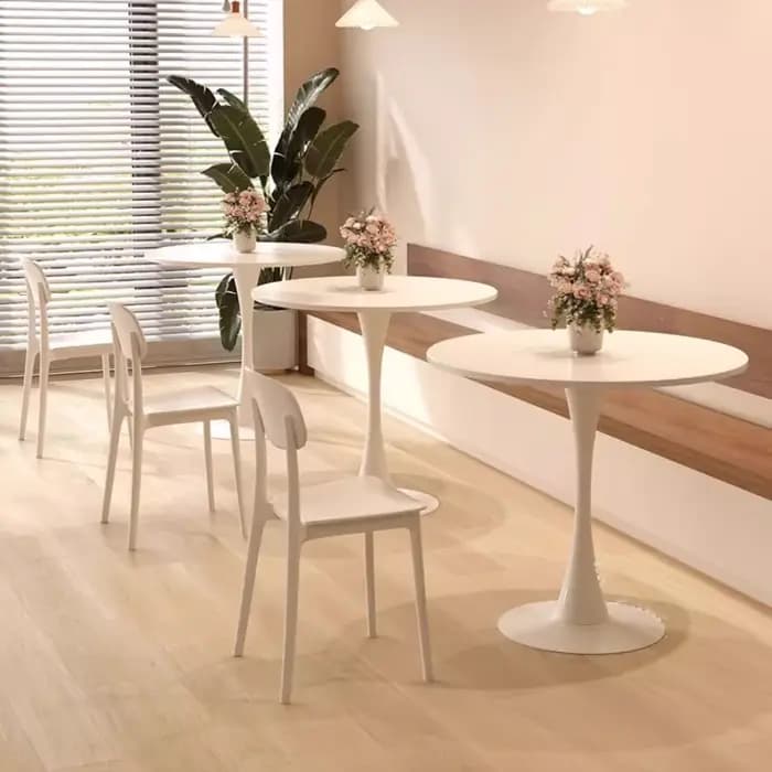 Table basse ronde blanche minimaliste pour le salon