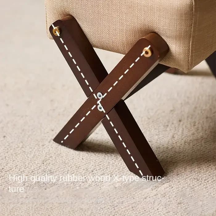 Petit tabouret en bois massif