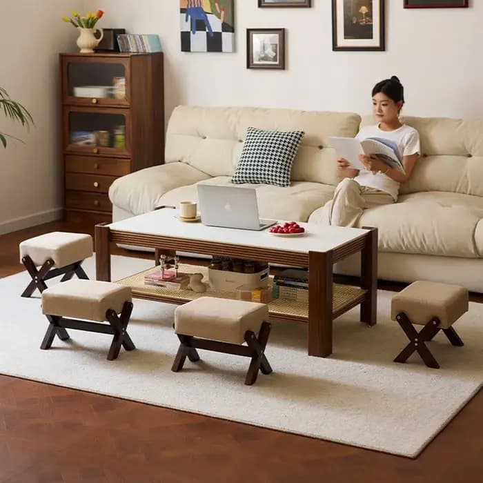 Petit tabouret en bois massif