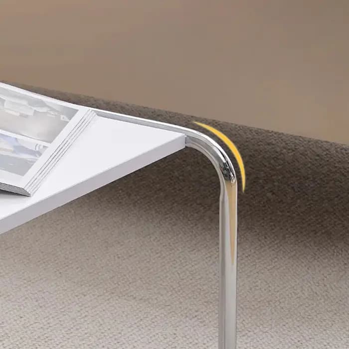 Table basse unique en métal au design moderne