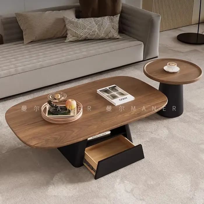 Table basse en bois simple et antique