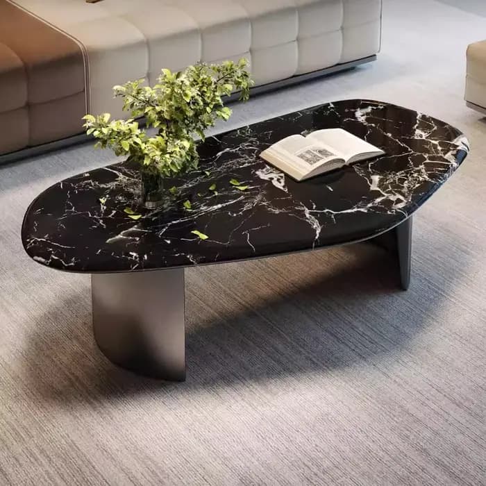 Tables basses modernes noires esthétiques, fines et uniques, avec pieds minimalistes, en marbre de q