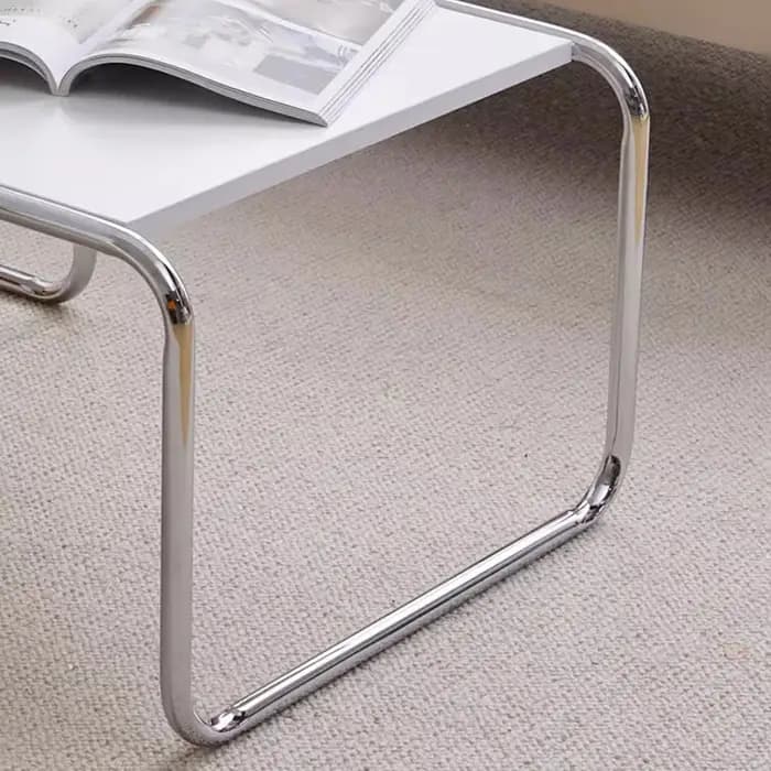Table basse unique en métal au design moderne