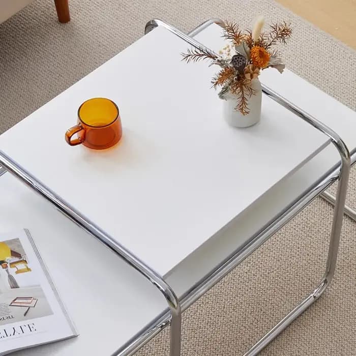 Table basse unique en métal au design moderne