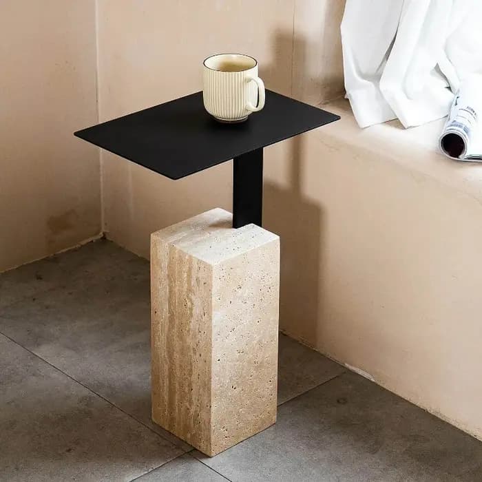Table d'appoint en forme de C