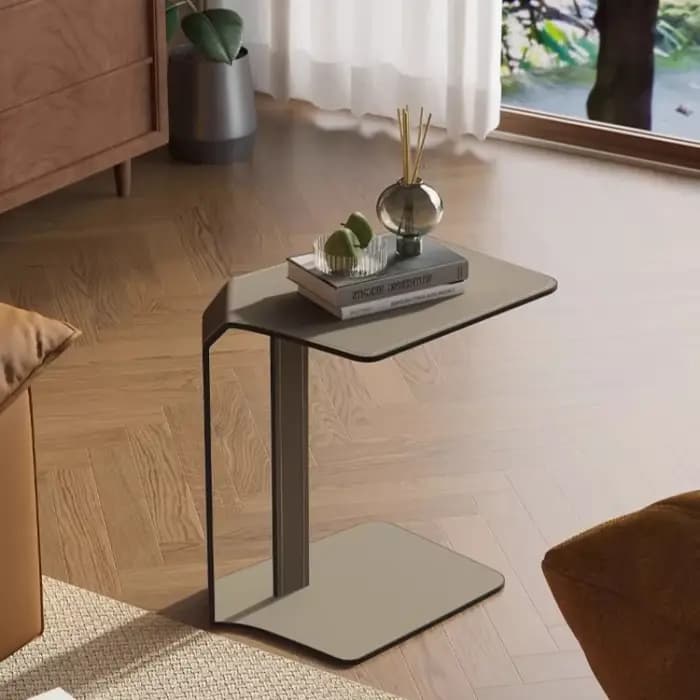 Table d'appoint en cuir en forme de C