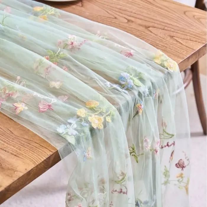 Chemin de table vintage français brodé de fleurs