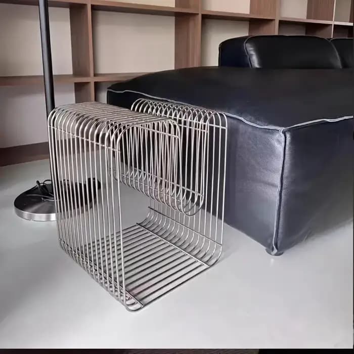 Une table basse minimaliste moderne multifonctionnelle pour le salon, avec des accents métalliques e