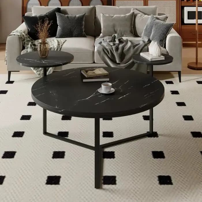 Table basse moderne avec deux présentoirs, surfaces en faux marbre noir, base inspirée du trépied, b
