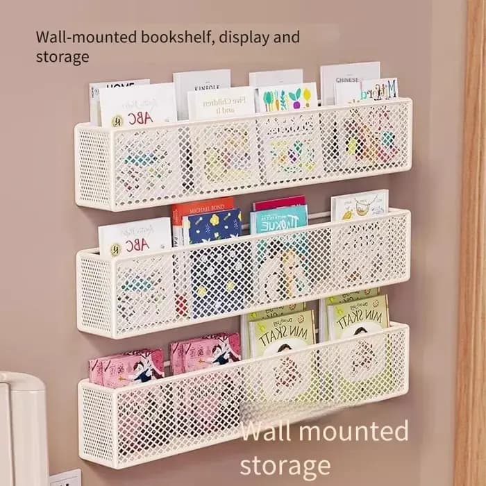 Bibliothèque murale derrière la porte