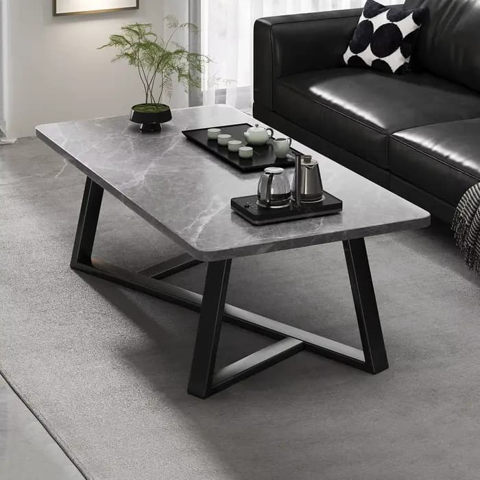 Table basse moderne avec plateau texturé en marbre