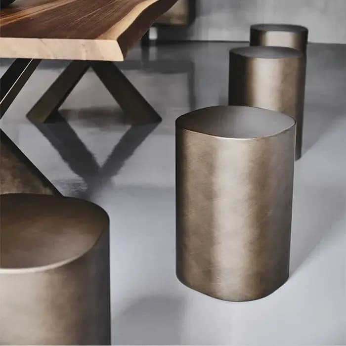 Table d'appoint élégante à cylindre ovale métallique dans une couleur bronze riche, parfaite pour l'