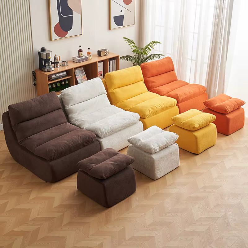 Un canapé amovible et lavable de style crème compressant avec un repose-pieds, un petit canapé relax