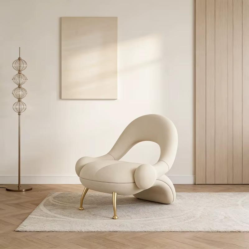 Fauteuil d'appoint moderne de luxe couleur crème avec design incurvé organique et pieds en métal dor