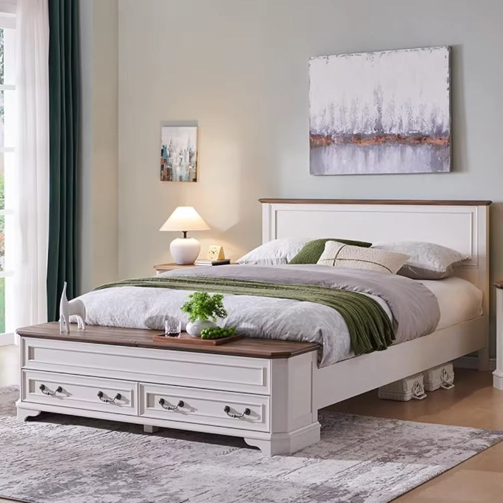 Lit king-size style farmhouse avec tête de lit et banc de rangement, lit plateforme en bois rustique