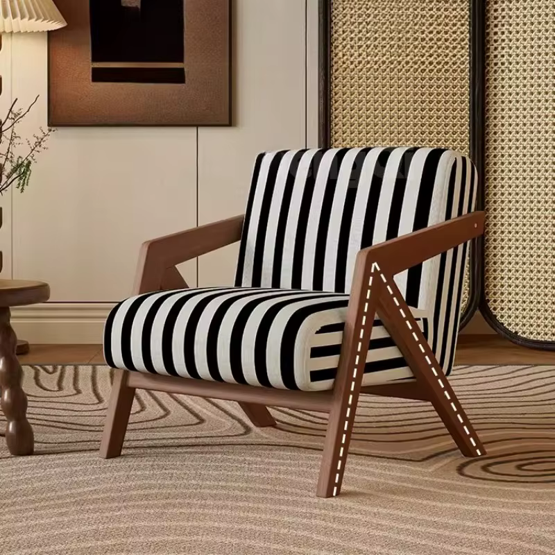 Fauteuil moderne rétro en tissu rayé