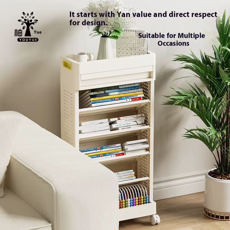 Petite bibliothèque à côté du bureau avec roulettes