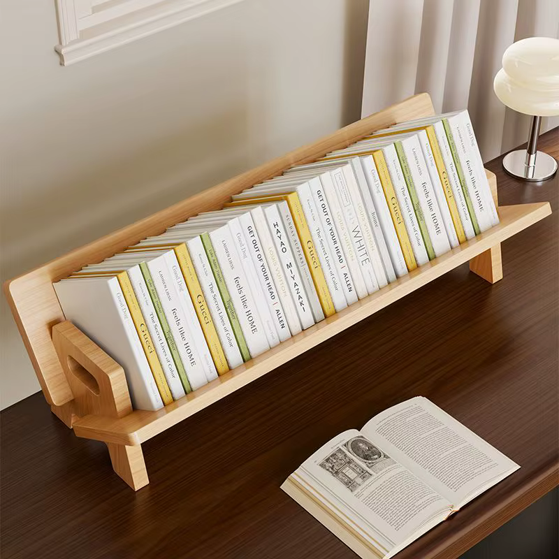 Bibliothèque inclinable en bois dans le salon/bureau