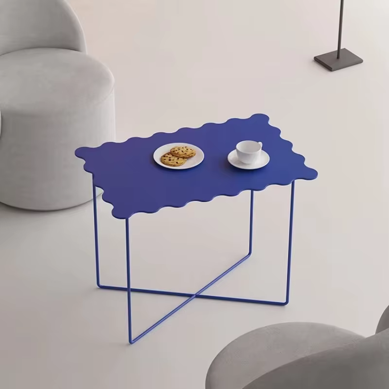 Table basse nordique ondulée bleue