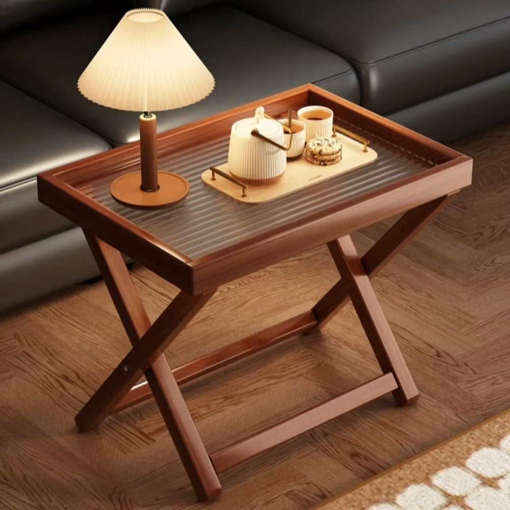 Petite table en bois avec base robuste